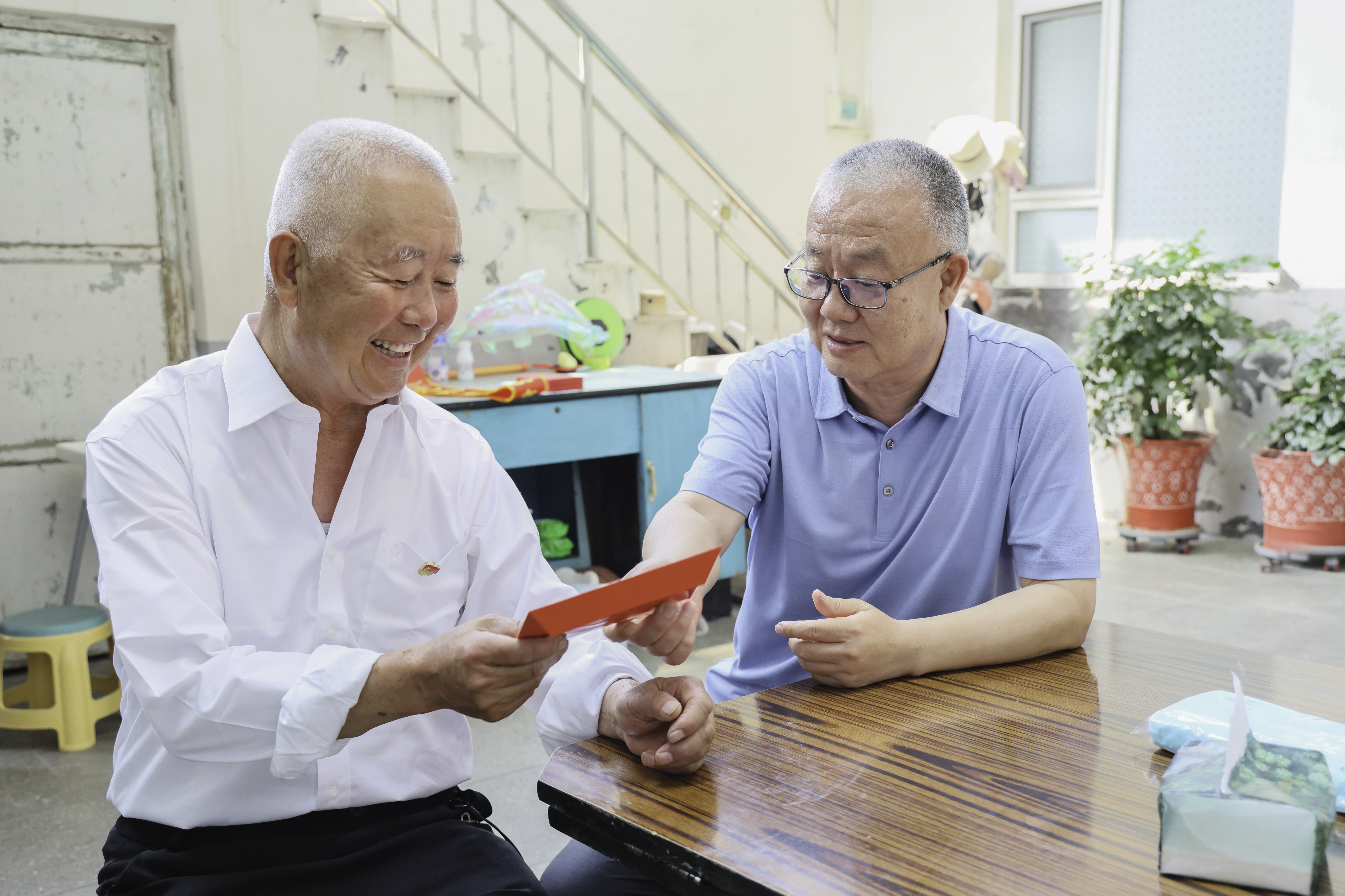 20260629孟贵芳慰问老党员.jpg
