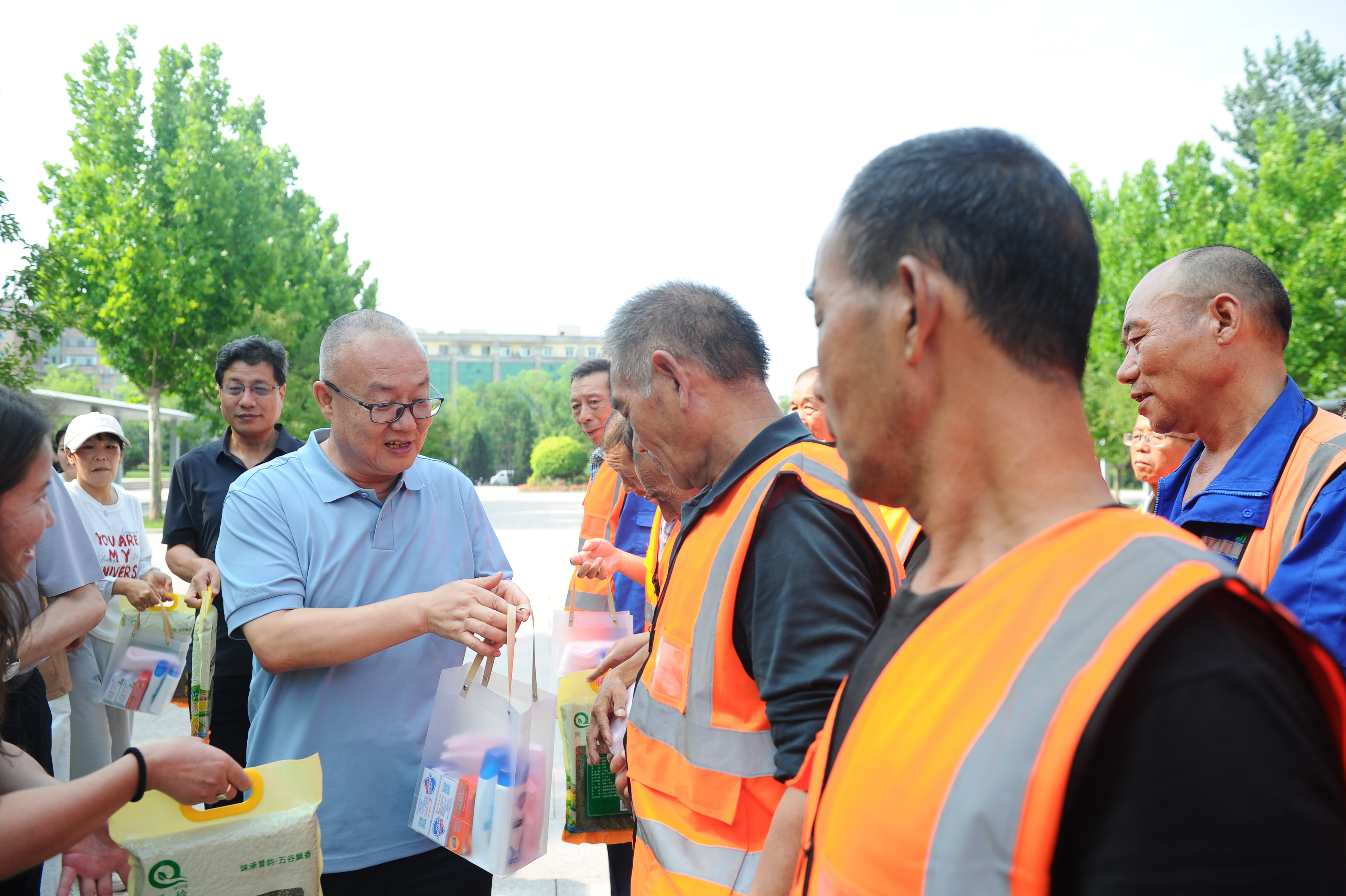 20260716孟贵芳慰问一线园林工人.jpg